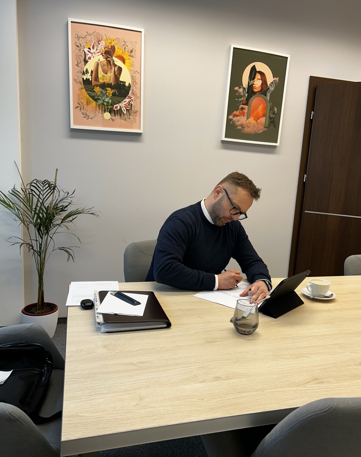 Adam Pąsiek podczas pracy w kancelarii